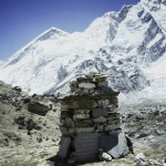 79 - Mt. Everest, Pomník zahynulým Šerpům (35x45)